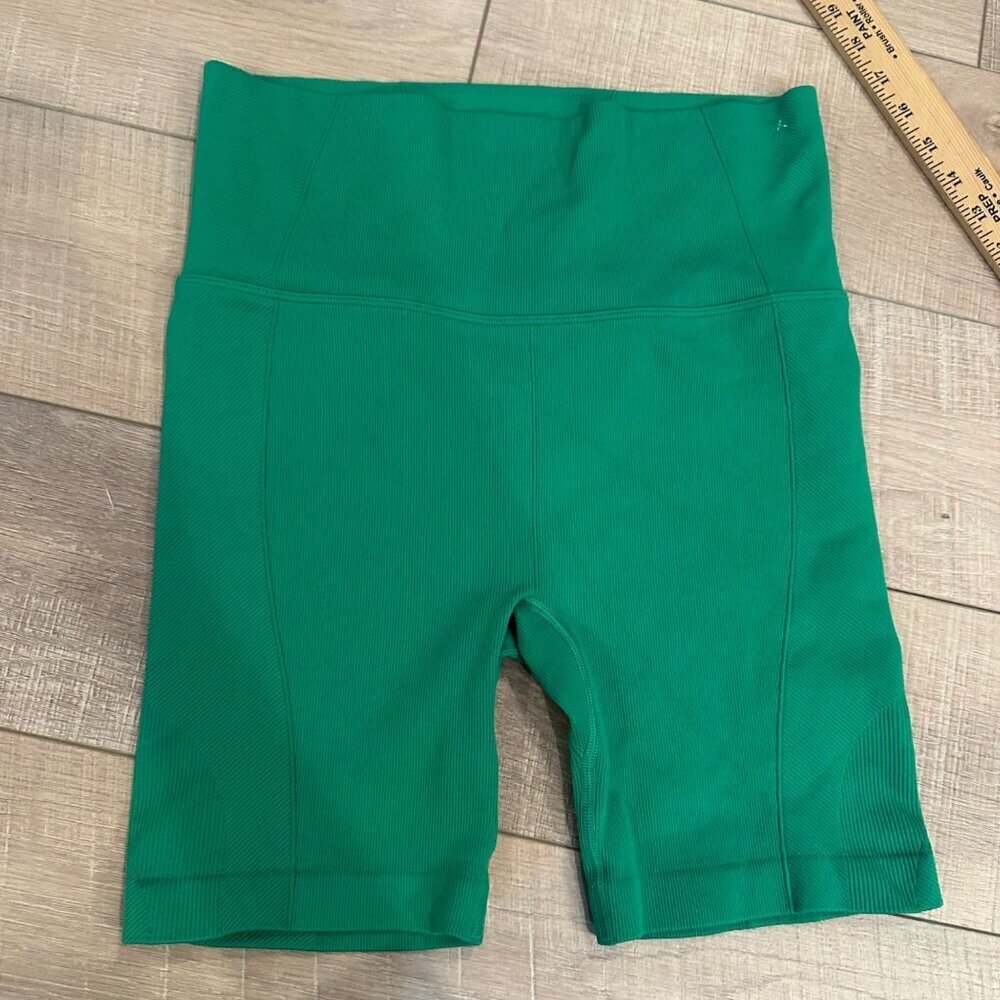 ALL IN MOTION GREEN WOMENS RIBBED BIKED SHORTS LARGE